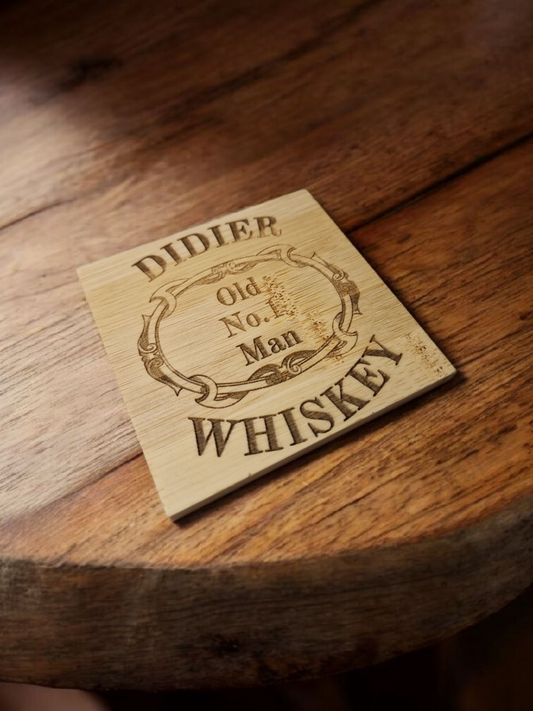Sous-verre en Bambou Personnalisé - Thème Whisky - Cadeau Personnalisable avec Prénom / Pseudo - Accessoire Élégant 10x10 cm