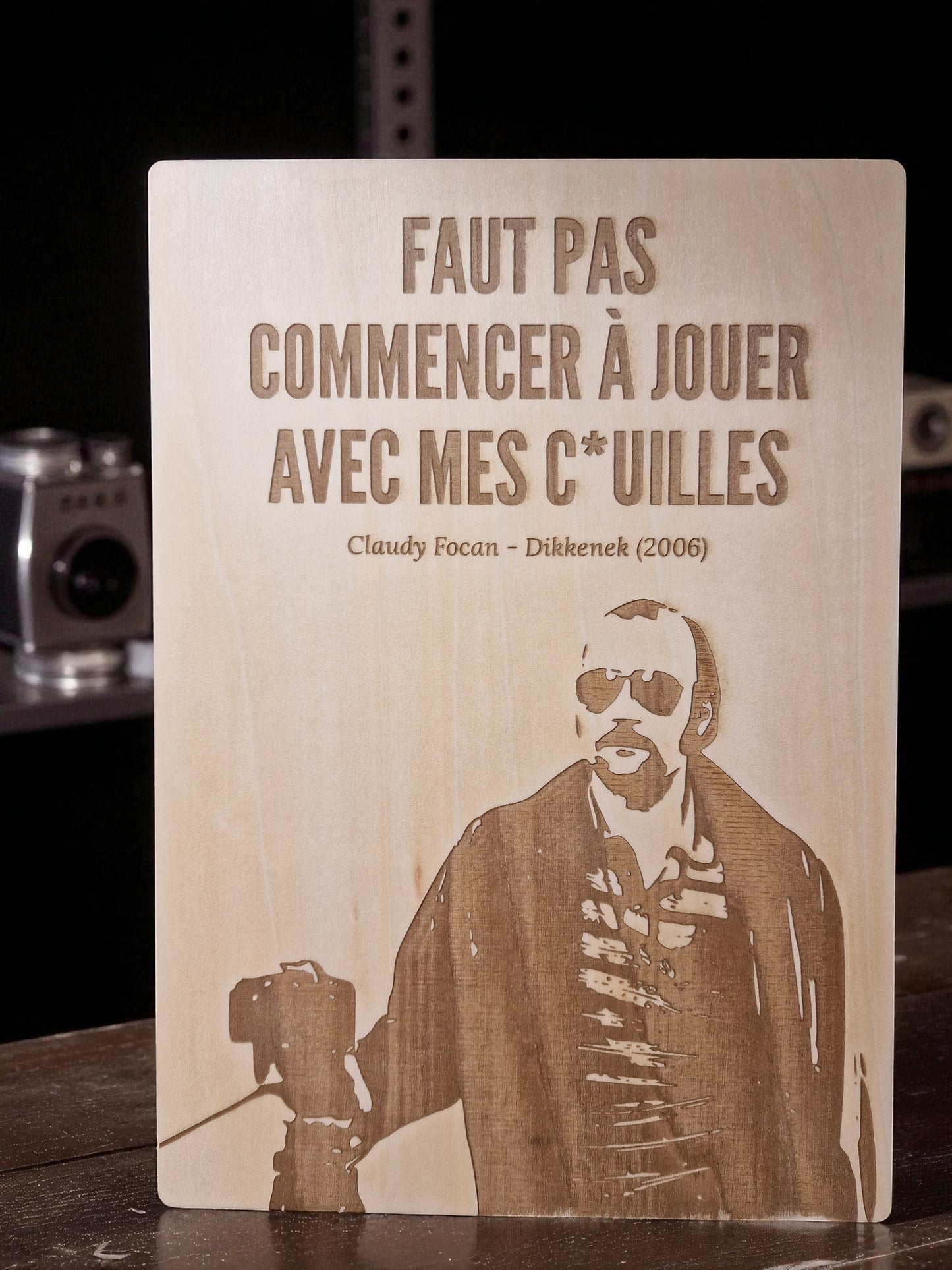 Plaque humoristique en bois Dikkenek (Claudy Focan) cadeau original fan humour belge