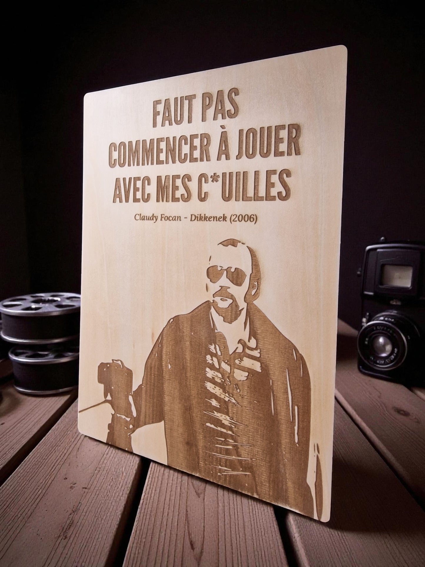 Plaque humoristique en bois Dikkenek (Claudy Focan) cadeau original fan humour belge