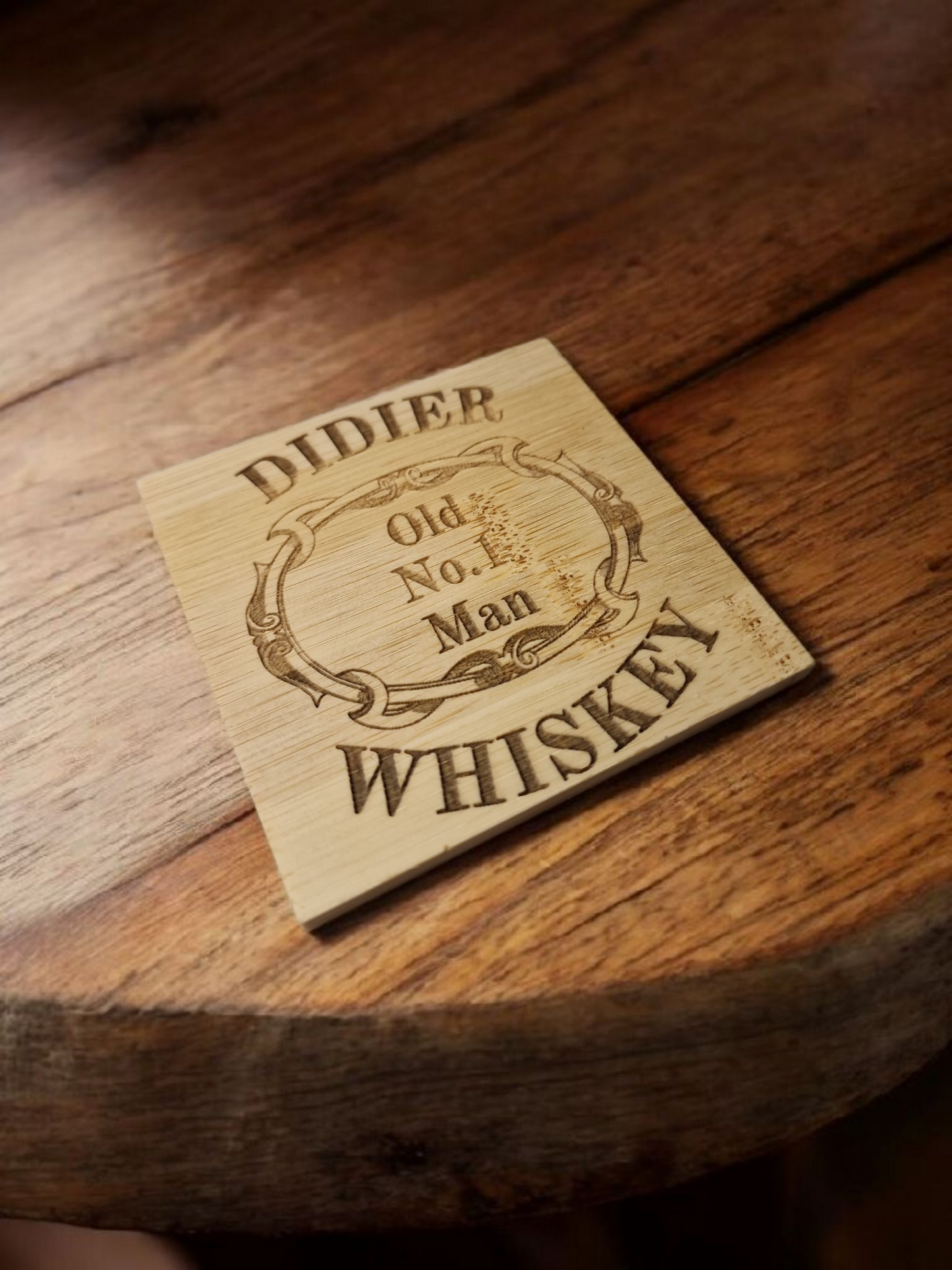 Sous-verre en Bambou Personnalisé - Thème Whisky - Cadeau Personnalisable avec Prénom / Pseudo - Accessoire Élégant 10x10 cm